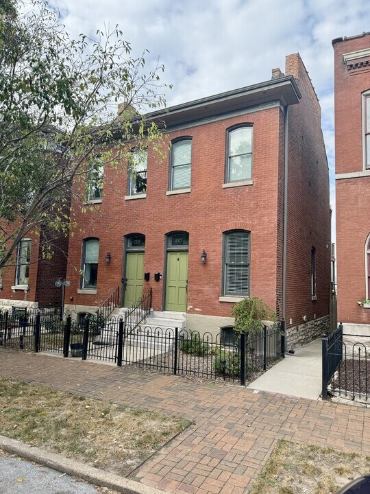 2327 Hickory St in St. Louis, MO - Building Photo