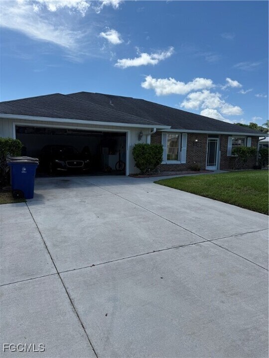 14907 Wise Way in Ft. Myers, FL - Building Photo