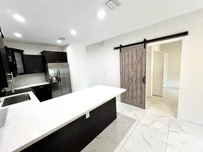 1987 NW 49th St, Unit A in Miami, FL - Building Photo - Building Photo