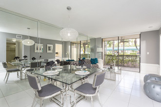 Fontainebleau Milton Apartments in Miami, FL - Foto de edificio - Interior Photo
