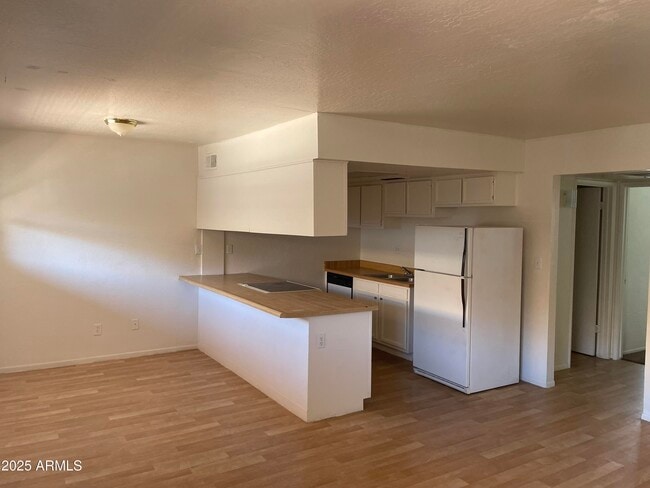 property at 2002 E Sweetwater Ave