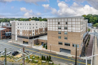 Bridge Street Commons in Shelton, CT - Foto de edificio - Building Photo