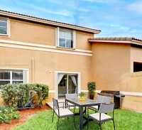 9920 NW 19th Pl in Sunrise, FL - Foto de edificio - Building Photo