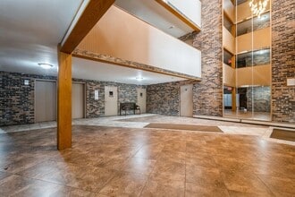 8894 Knight Ave, Unit 211 in Des Plaines, IL - Building Photo - Building Photo