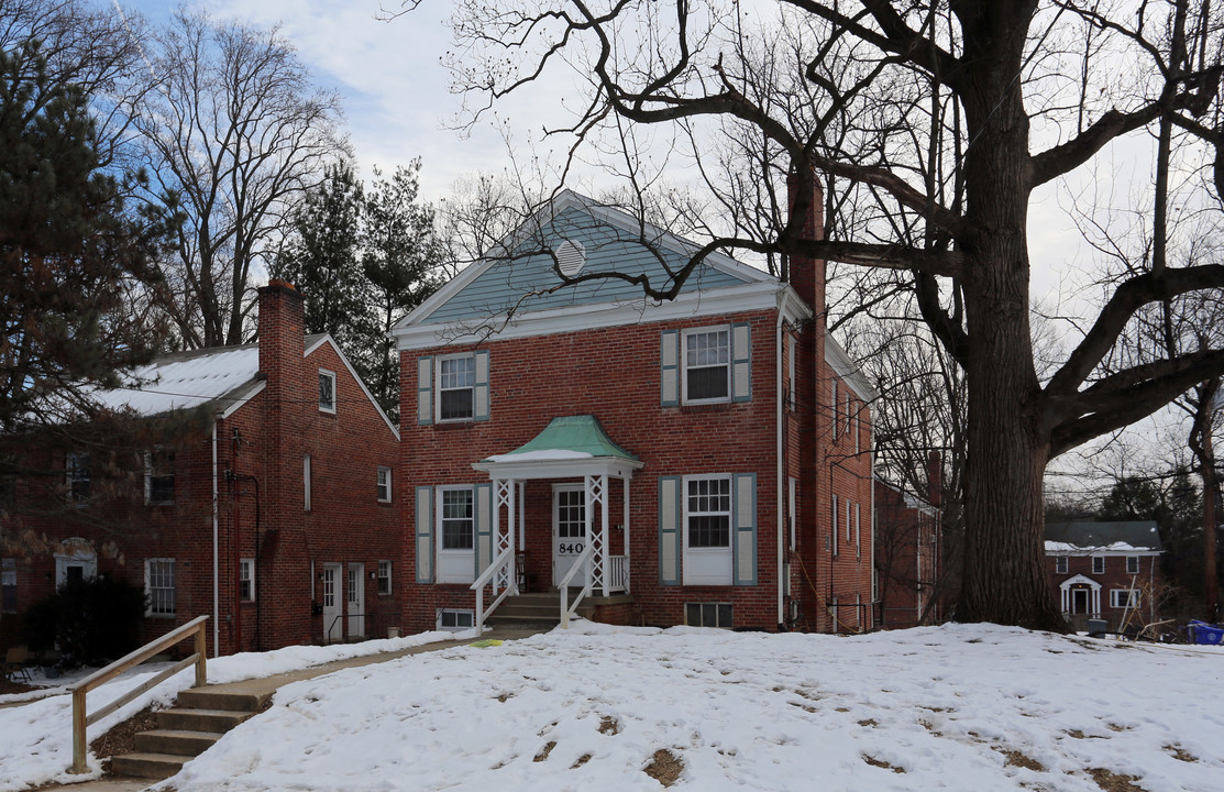 8401 Greenwood Ave in Takoma Park, MD - Foto de edificio