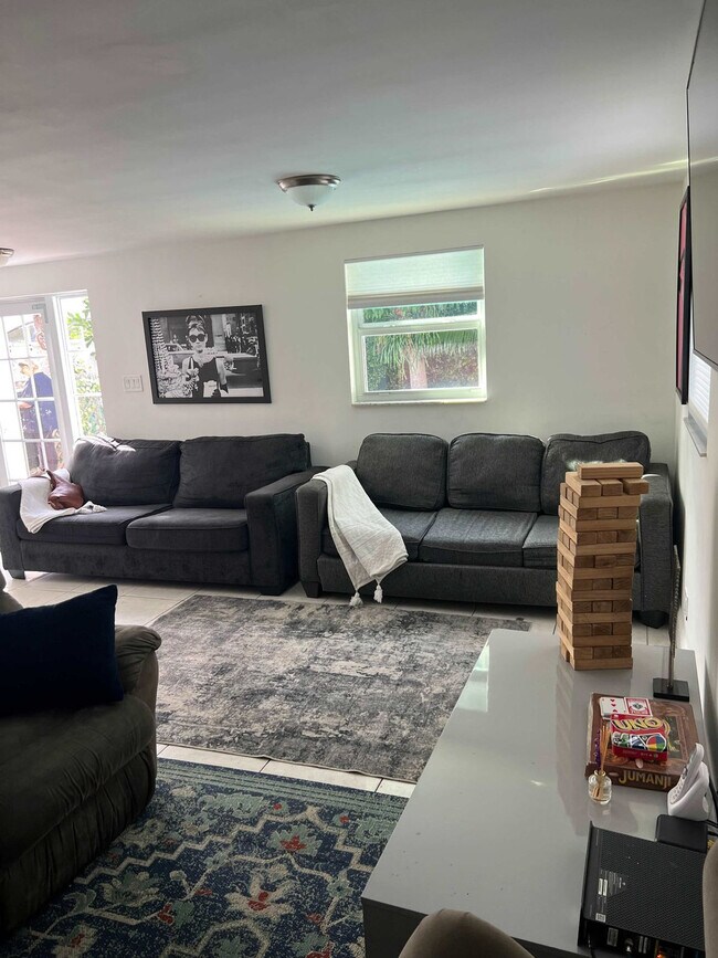 712 SW 7th Terrace in Hallandale Beach, FL - Building Photo - Building Photo
