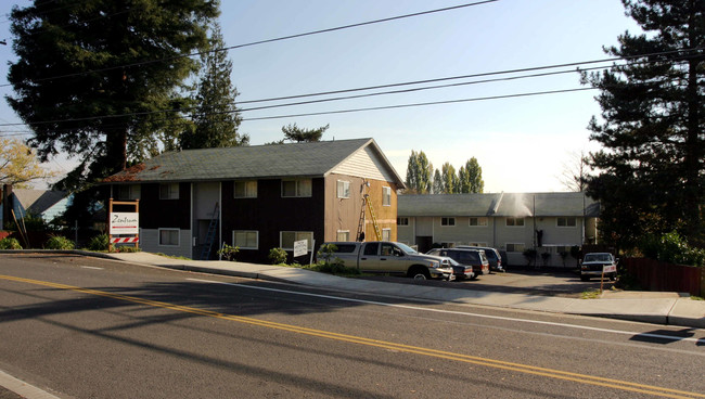 Zentrum Apartments in Beaverton, OR - Foto de edificio - Building Photo