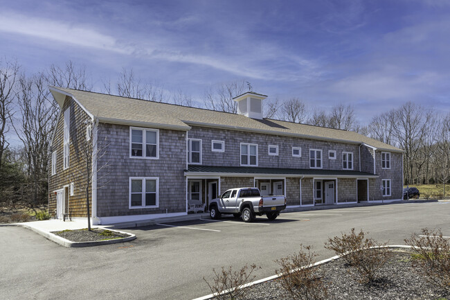 Sandy Hollow Cove in Southampton, NY - Building Photo - Building Photo