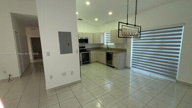 7221 NW 174th Terrace in Hialeah, FL - Building Photo - Building Photo