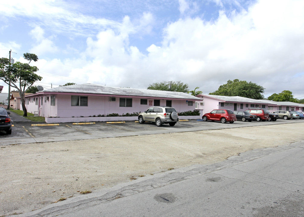 1350 NE 128th St in Miami, FL - Building Photo