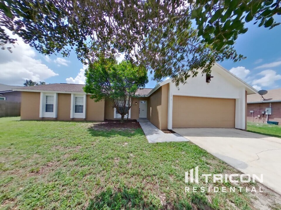 1213 Anderson St in Deltona, FL - Building Photo
