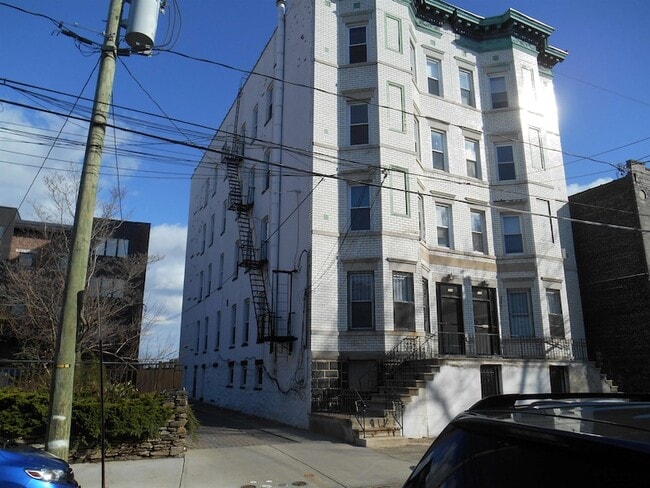 228 Ogden Ave. in Jersey City, NJ - Foto de edificio - Building Photo