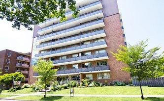 Mapleview Manor in Sarnia, ON - Building Photo