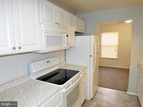 7804 Guildberry Ct, Unit 201 in Gaithersburg, MD - Building Photo - Building Photo