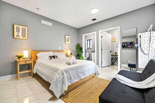 1350 NW 28th St in Miami, FL - Building Photo