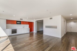 901 Flower St in Los Angeles, CA - Building Photo - Building Photo