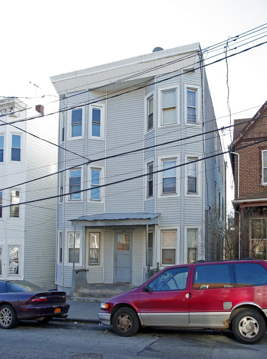 122 Downing St in Yonkers, NY - Building Photo