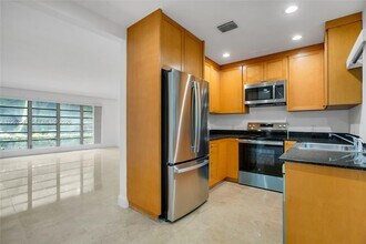 50 Park Dr in Bal Harbour, FL - Foto de edificio - Building Photo