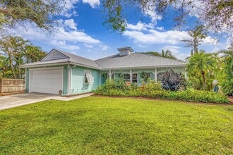 9122 SE Pomona St in Hobe Sound, FL - Building Photo - Building Photo