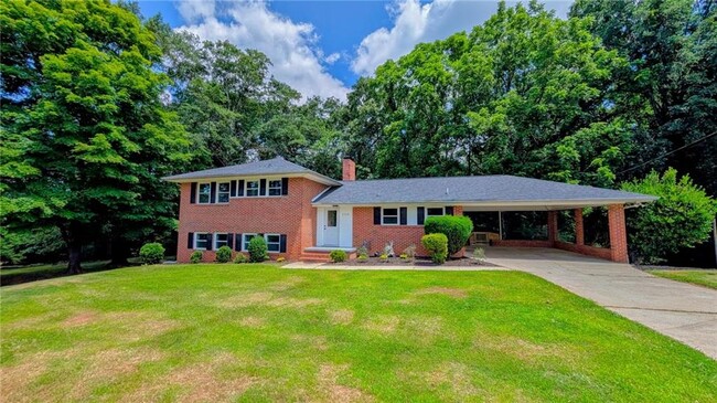 property at 3318 Hilltop Cir