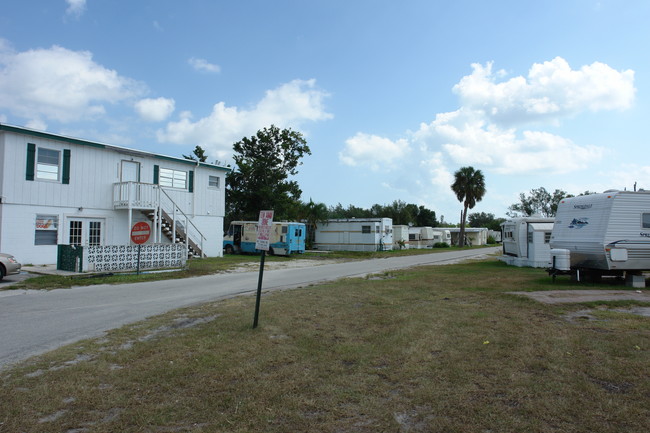 Mobile Home & RV Community in Fort Pierce, FL - Foto de edificio - Building Photo