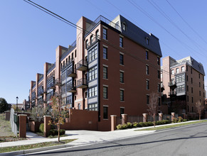 Gaslight Square in Arlington, VA - Building Photo - Building Photo