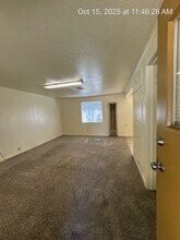 143 N Castle Rock St in Woodlake, CA - Building Photo - Building Photo