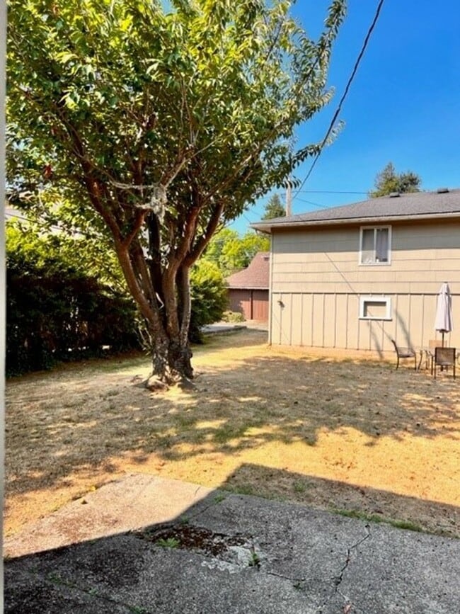 933 S 4th St in Coos Bay, OR - Building Photo - Building Photo