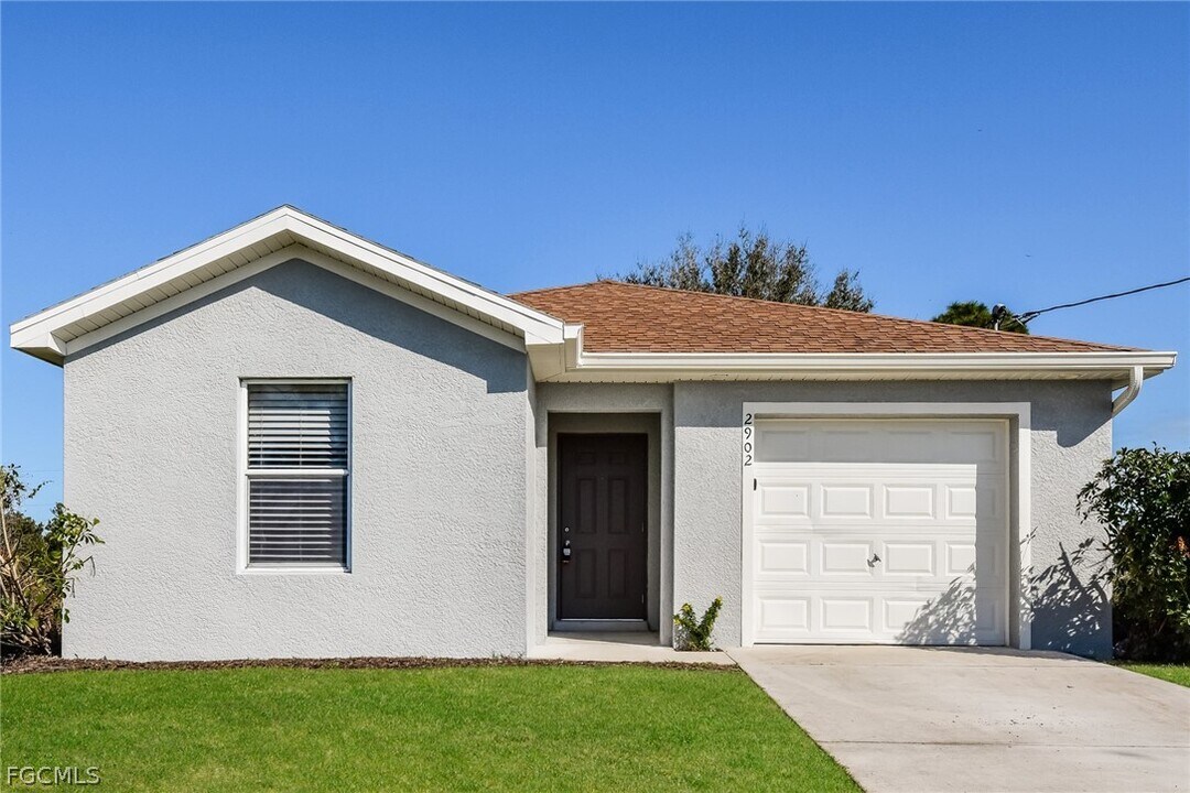 2902 64th St W in Lehigh Acres, FL - Building Photo