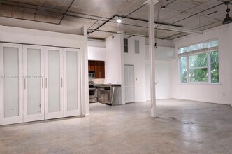 250 NW 23rd St in Miami, FL - Foto de edificio - Building Photo