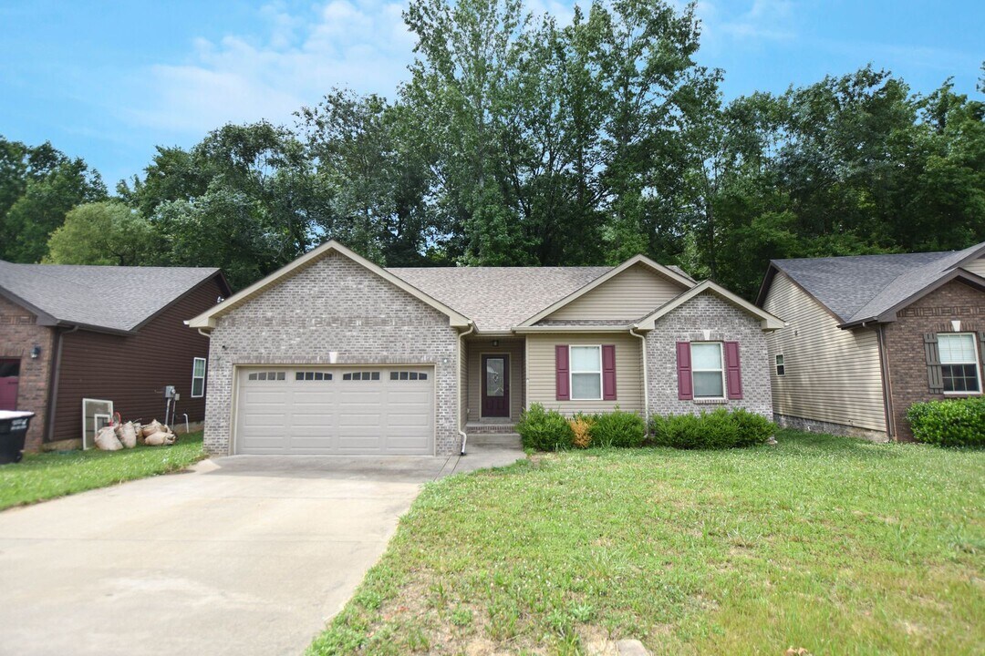 596 Cameo Ct in Clarksville, TN - Building Photo