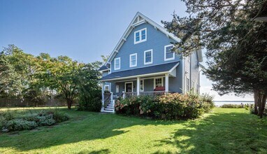 30 Beach Rd in Riverhead, NY - Foto de edificio - Building Photo