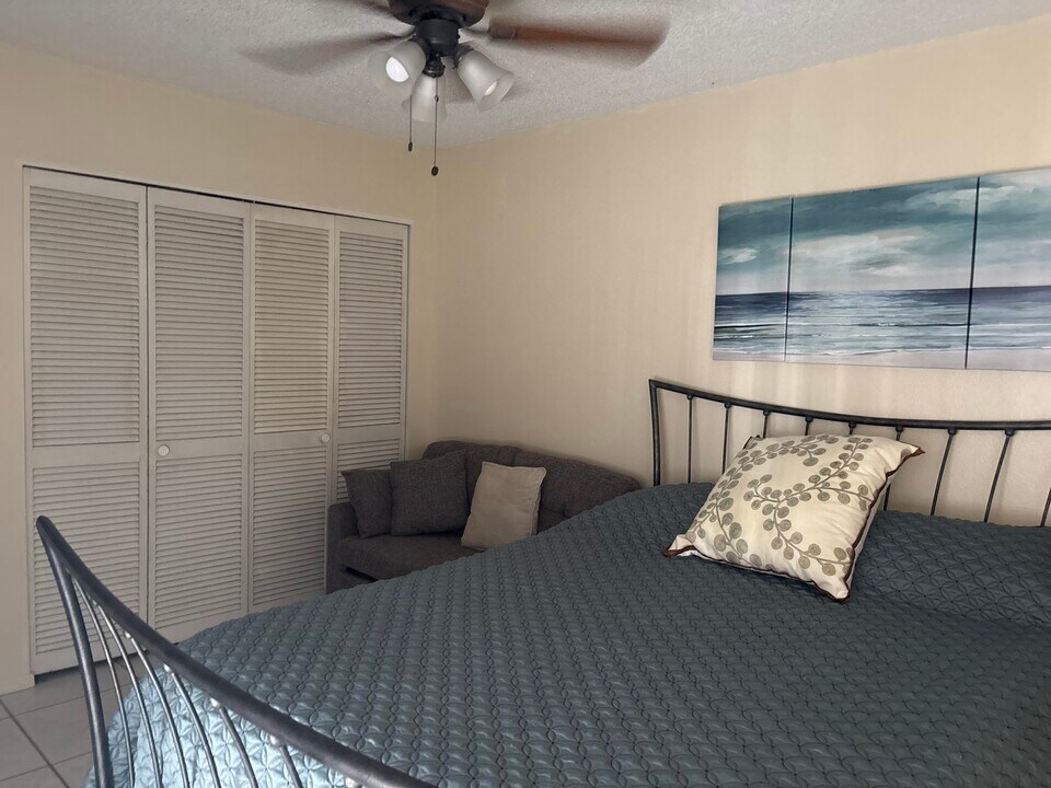211 Airport Ave W, Unit 111 in Venice, FL - Building Photo