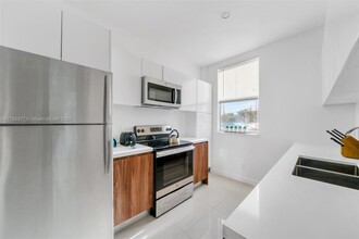 924 Marseille Dr in Miami Beach, FL - Building Photo - Building Photo