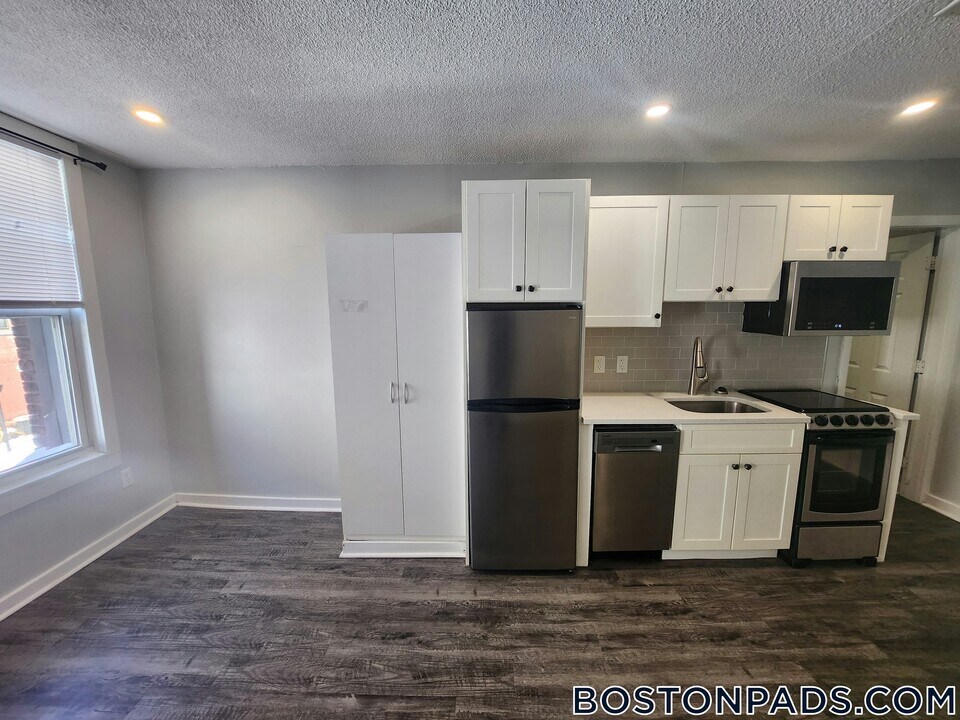 76 Franklin St, Unit 10 in Worcester, MA - Building Photo