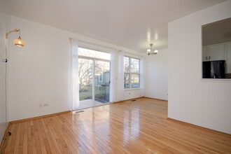 2976 White Thorn Cir in Naperville, IL - Building Photo - Building Photo