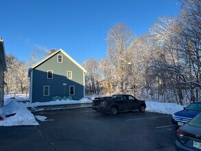 12 Willey St, Unit 10 in Rollinsford, NH - Foto de edificio - Building Photo