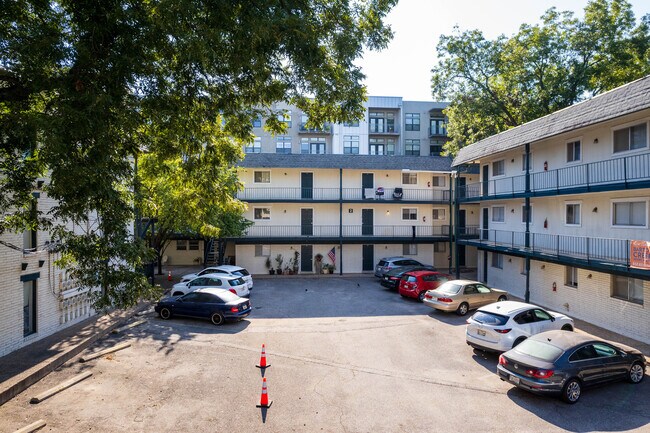 Barton Springs Apartments in Austin, TX - Foto de edificio - Building Photo