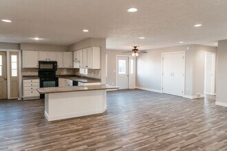 1007 N 4th St-Unit -01 in Marshall, MN - Foto de edificio - Building Photo
