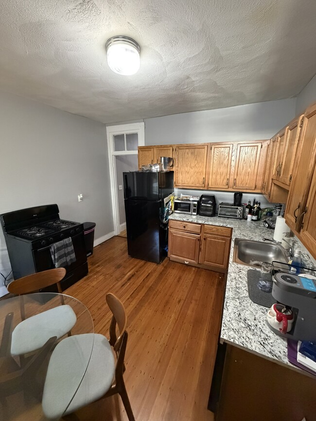 121 Hillside St, Unit 2 in Boston, MA - Foto de edificio - Building Photo