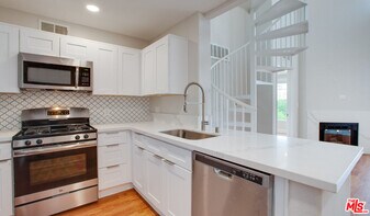 5551 W 6th St in Los Angeles, CA - Building Photo