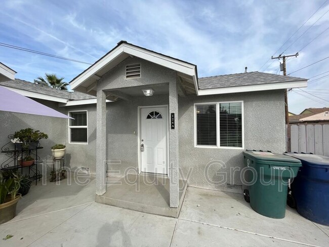 126 W San Joaquin Ave in Tulare, CA - Foto de edificio - Building Photo