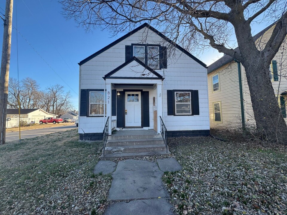 821 E Broadway St in Newton, KS - Building Photo