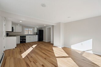 57 Congress St, Unit 1 in Rochester, NH - Building Photo - Building Photo