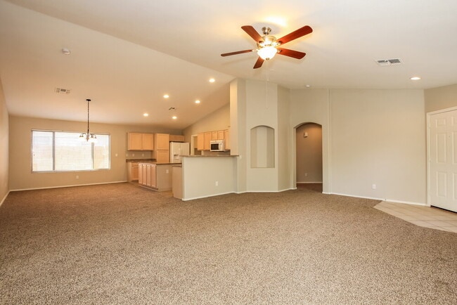 15667 W Saguaro Ln in Surprise, AZ - Foto de edificio - Building Photo