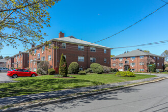 Garden Grove Condominium in Waltham, MA - Foto de edificio - Building Photo