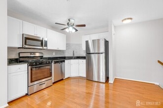 51 Inverness Dr in Edison, NJ - Building Photo - Building Photo