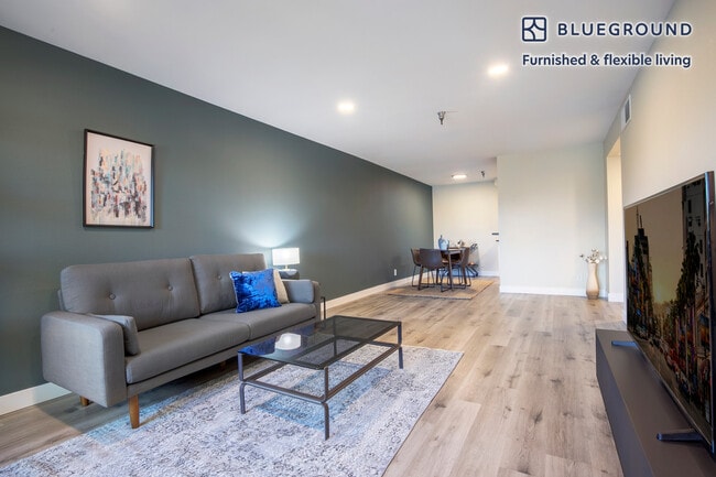 110 Sweetzer Ave in Los Angeles, CA - Building Photo - Building Photo