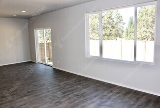 20560 SE Evian Ave in Bend, OR - Foto de edificio - Building Photo