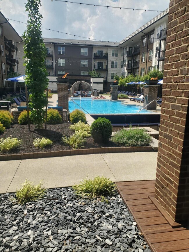 5001 Olentangy River Rd in Columbus, OH - Foto de edificio - Building Photo